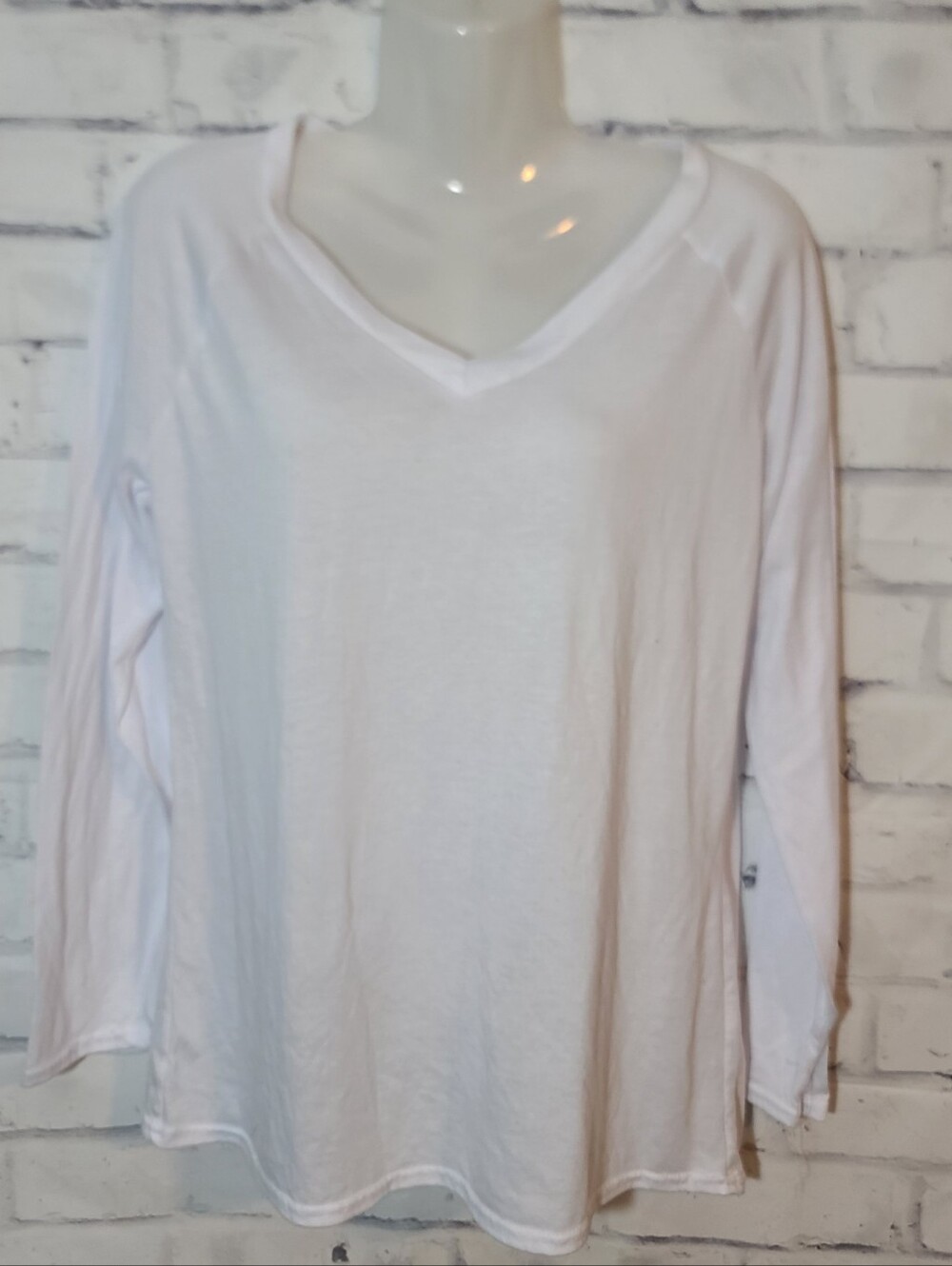 Women's White V-Neck Long Sleeve Pullover Basic Tee M